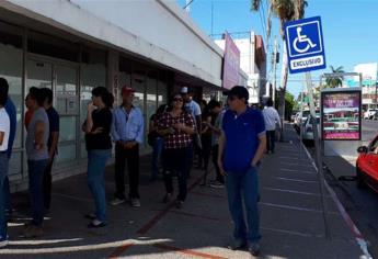 Casi 200 ciudadanos en la fila por retraso de apertura en casilla especial