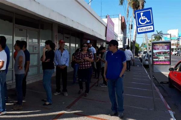 Casi 200 ciudadanos en la fila por retraso de apertura en casilla especial