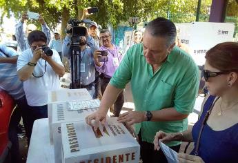 Emite su voto Rubén Félix acompañado de su familia