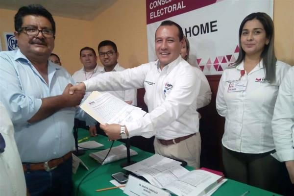 Recibe Juan Ramón Torres constancia como diputado por el Distrito 03