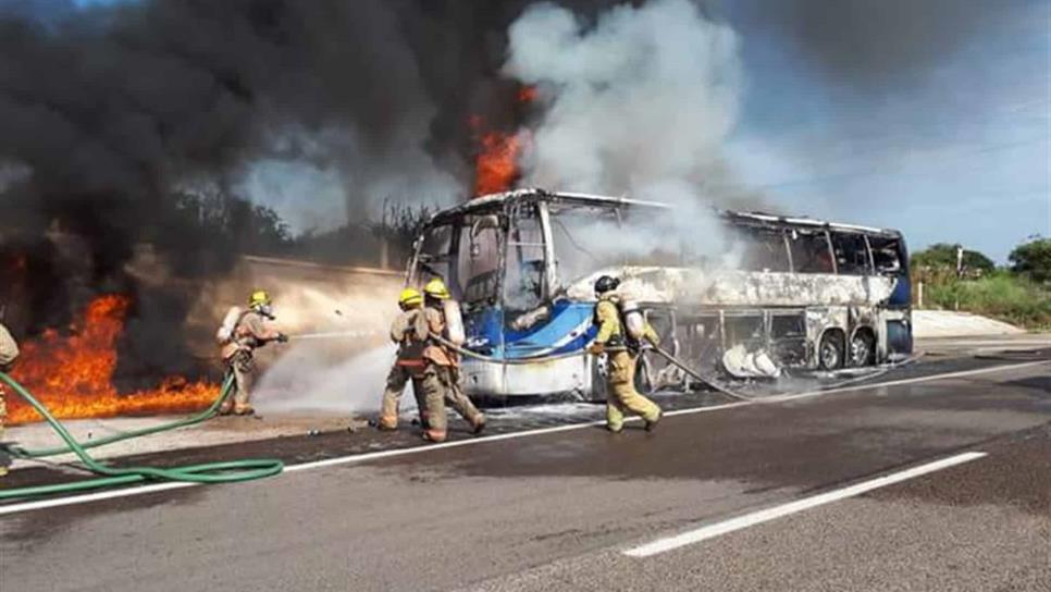 Camión de pasajeros queda en cenizas tras incendio