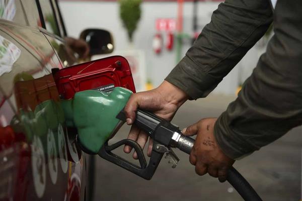 AMLO baja subsidio a gasolina; se mantiene cara