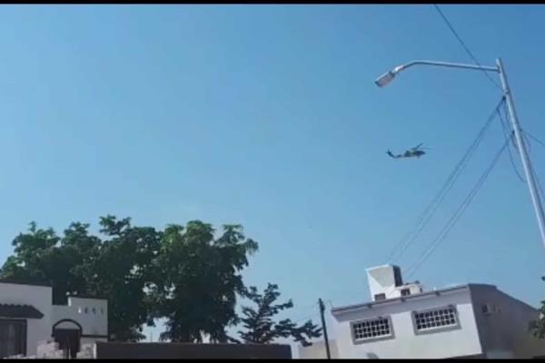 Helicóptero de la Marina sobrevuela varios sectores de Los Mochis
