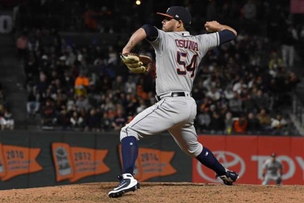 Debut triunfal de Roberto Osuna con Astros