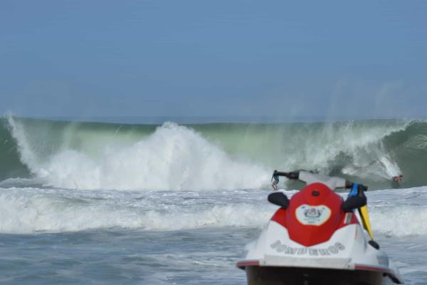 Trombas y olas de hasta 7 metros generará John en costas de Sinaloa y BCS