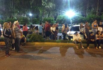 Pasan la noche en busca de un espacio en la Facultad de Medicina