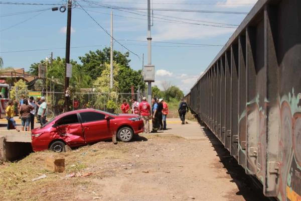 Tren carguero embiste un vehículo al sur de Culiacán