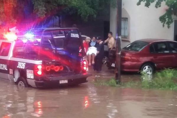 En operativo especial por lluvias evacuan a 47 personas en Culiacán