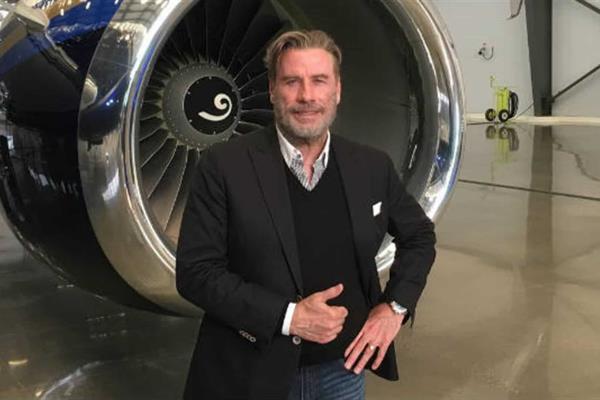 John Travolta pide a jóvenes ejercer su profesión con sentido social