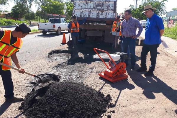 Alcalde supervisa bacheo; algunos ciudadanos le reclaman