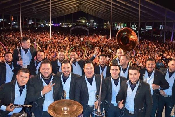 Él es el nuevo vocalista de la banda El Recodo
