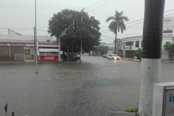 Calles anegadas y encharcamientos dejan las lluvias