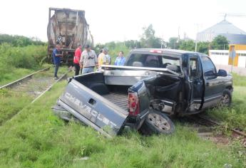 Embiste tren a camioneta en Guamúchil