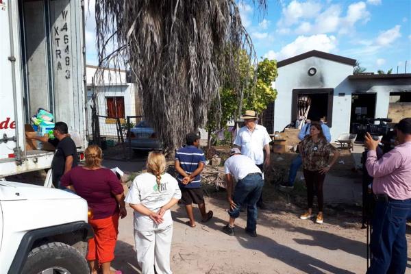 Entregan apoyos a colonos de la Diana Laura