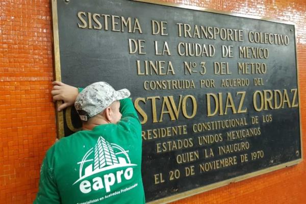 Retiran del Metro placas alusivas al expresidente Díaz Ordaz
