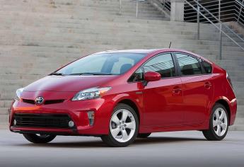 Toyota llama a revisión a 2.43 millones de autos híbridos en el mundo