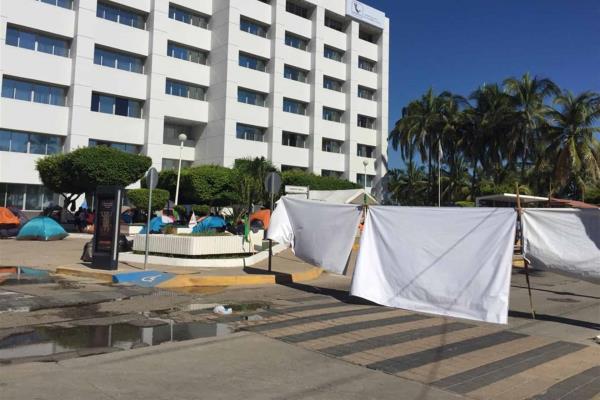 Manifestantes cierran indefinidamente la avenida Camarón Sábalo