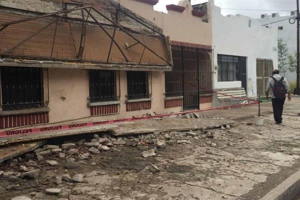 Se cae marquesina de una casa en Los Mochis
