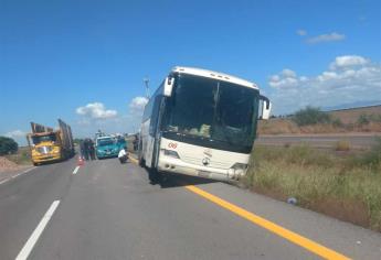 Por distracción, camión con jornaleros se sale de la México 15