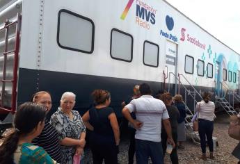 Familias reciben en El Fuerte al Dr. Vagón