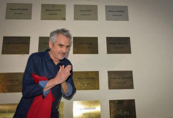 Cuarón devela placa en su honor en museo de hermanos Lumiére en Francia