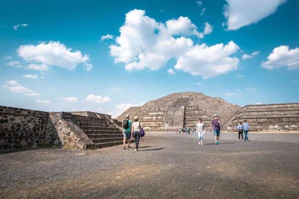 Descubren cámara y túnel bajo la Pirámide de la Luna, en Teotihuacán