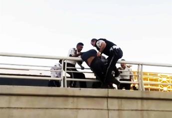 Agentes de Tránsito evitan que se tire de puente