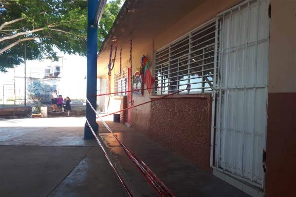 Denuncian marquesinas a punto de colapsar en la primaria de Paredones