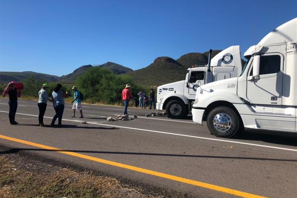 Habitantes del Poblado 7 bloquean la México 15