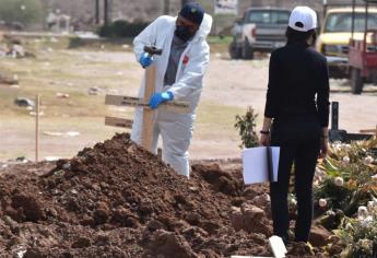 Entierran en fosa común a dos cuerpos encontrados en fosas clandestinas