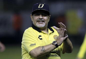 “Que no hable más estupideces”, dice Maradona a comentarista