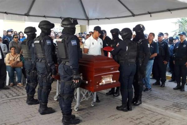 Despiden con salvas de honor a policía asesinado en Mazatlán