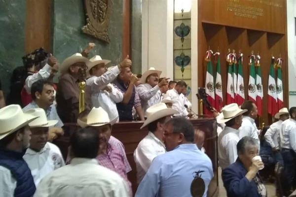 Cuota liga genera zafarrancho en el Congreso local