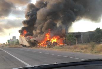 Choca y explota camión cargado con salchichas en la México 15