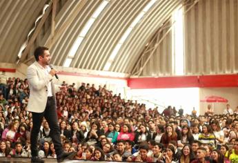 Omar Chaparro inspira a jóvenes a luchar por un proyecto de vida