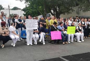 Bloquean calle trabajadores del Hospital General de Culiacán