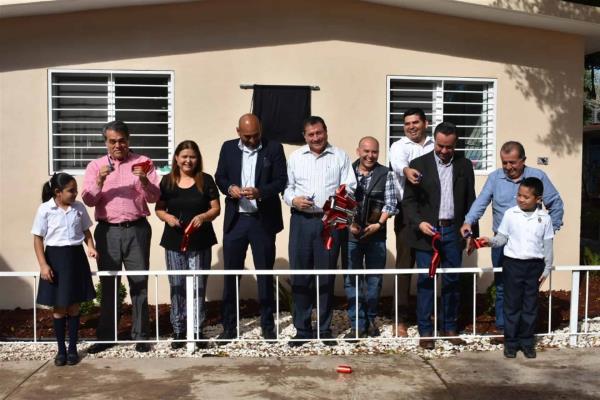 Patronato dona comedor, baños y bebederos en escuela de Bagojo