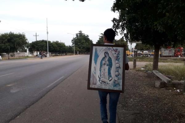 Por una manda camina 40 km hasta llegar a La Lomita