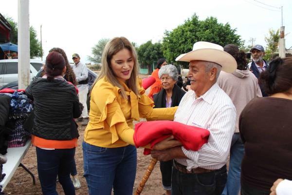 DIF Ahome entrega cobijas a familias vulnerables