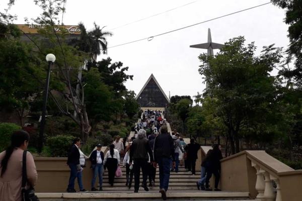 Miles de feligreses celebran a la Virgen de Guadalupe