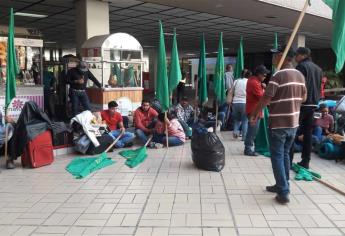 Se manifiestan integrantes de la UNTA en Palacio de Gobierno