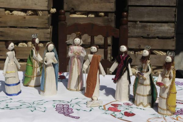 Nacimiento de totomoxtle, artesanía que representa a mexicanos