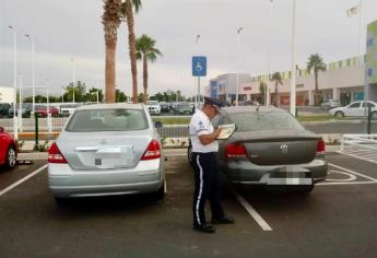 Infraccionan a 23 vehículos por estacionarse en áreas para personas con discapacidad