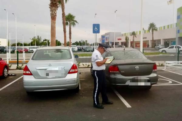 Infraccionan a 23 vehículos por estacionarse en áreas para personas con discapacidad