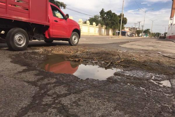 Se hunde pavimento en Mazatlán por fuga de agua potable