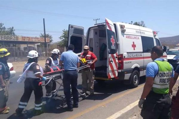 Mujer resulta lesionada tras chocar contra un árbol