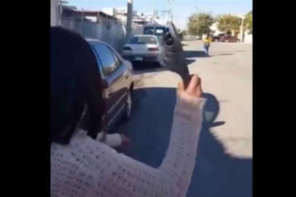 Se hace viral por puntería perfecta al lanzar “chancla voladora”