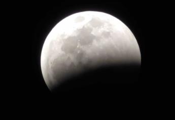 Mexicanos disfrutan eclipse lunar y Luna de sangre