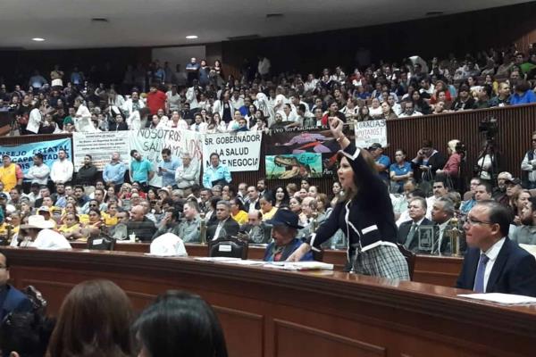 Por desorden, diputada pide desalojo de manifestantes