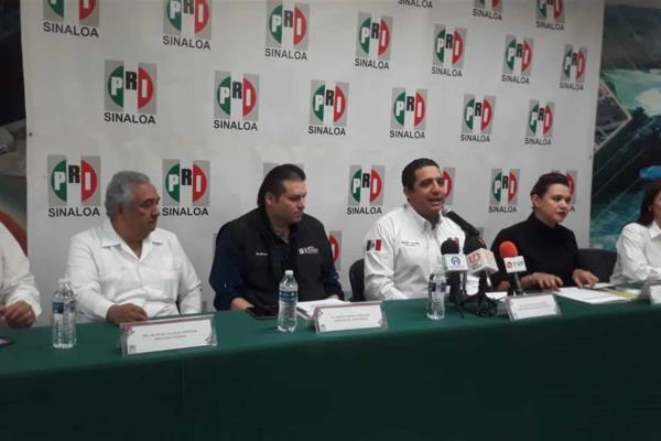 Presentan informe senador y diputados federales del PRI